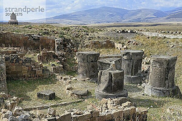 Säulen des zoroastrischen Feuertempels  archäologische Ausgrabungsstätte Ani  Kars  Türkei  Asien