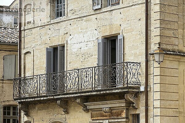 Historische Fassade mit Balkon in der Kleinstadt Uzes  Südfrankreich
