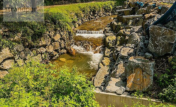 Ein Bach fließt über einen künstlichen Wasserfall in einer ländlichen Gemeinde in Südkorea