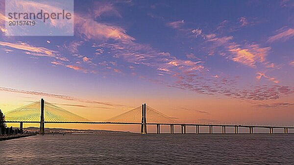 Ein heiterer Sonnenuntergang mit leuchtend rosa und orangefarbenem Himmel über einer Brücke und ruhigem Wasser  Vasco Da Gama Brücke  Lissabon