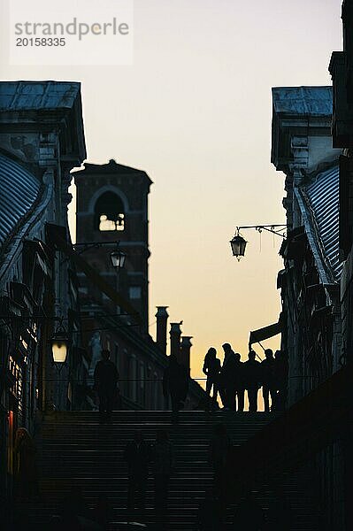 Touristen als Silhouette auf der Rialto-Brücke in der letzten Abendsonne  überlaufen  voll  Städtereise  Urlaub  Reise  Tourismus  Lagunenstadt  historisch  Geschichte  Baugeschichte  Architektur  historisch  berühmt  Attraktion  Bauwerk  Seightseeing  Fassade  Haus  Altbau  gefährdet  Weltkulturerbe  UNESCO  Kultur  Mittelalter  Umwelt  Kreuzfahrt  Venedig  Italien  Europa