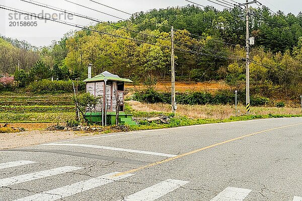 Alte  baufällige öffentliche Toilette am Straßenrand in einer kleinen Bauerngemeinde in Südkorea