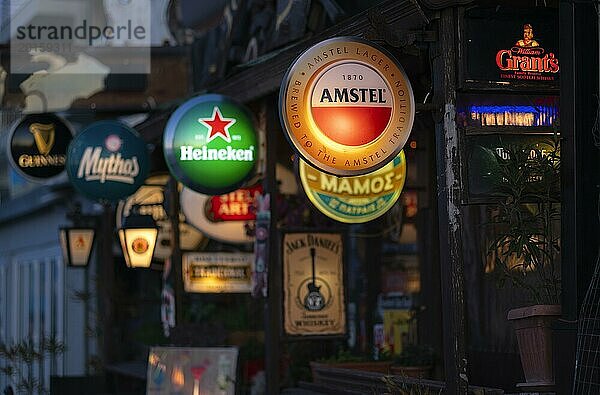 Leuchtreklame für Biermarken  Logos  Amstel  Heineken  Mythos  Grants  Bar  Peraia  auch Perea  Thessaloniki  Makedonien  Griechenland  Europa