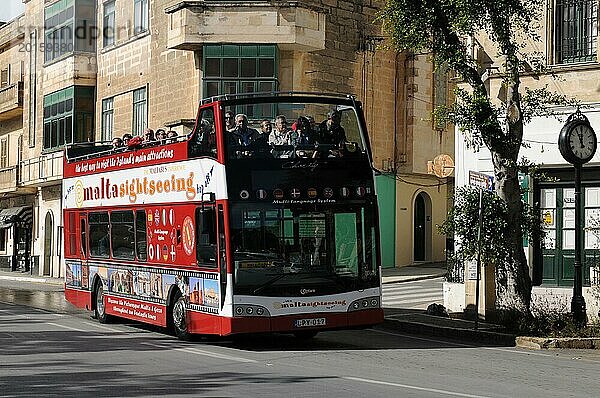 Malta Touristen freuen sich auf eine Sightseeing Tour mit einem Londoner Bus  retro  vintage  alt