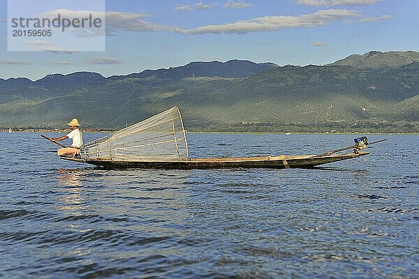 Intha Fischer  Einheimischer beim Fischen mit traditionellem konischen Fischernetz  Inle-See  Burma  Myanmar  Asien