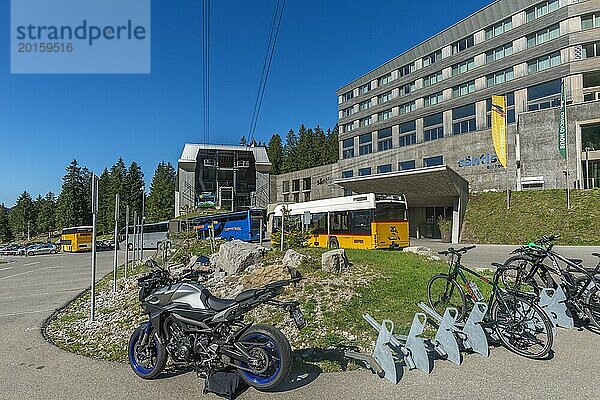 Urnäsch  Talstation Schwebebahn  Säntis Hotel  Linienbus  Fahrräder  Kanton Appenzell  Ausserrhoden  Appenzeller Alpen  Schweiz  Europa