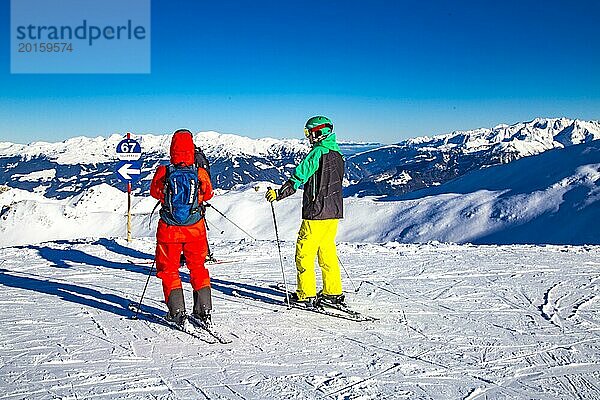 Zwei Skifahrer vor dem Start der Wanglspitz Abfahrt  Skigebiet Penken  Mayrhofen  Zillertal  Tirol