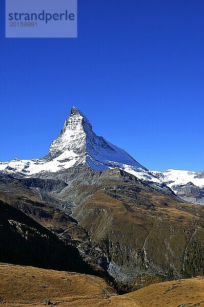 Herrliche Aussicht auf das Matterhorn Alpenpanorama vom Gornergrad. Atemberaubender Panoramablick auf das Matterhorn und die Schweizer Alpen vom Gornergrad (3100 MüM)  retro  vintage  alt