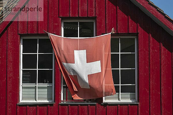 Stein am Rhein  Altstadt  Holzhaus  Farbe rot  schweizer Flagge  Wind  Kanton Schaffhausen  Schweiz  Europa
