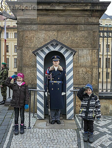 Zwei kinder salutieren neben der Schlosswache  Prag  Tschechien  Europa