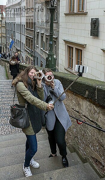 Touristen in einer kleinen Gasse  Altstadt von Prag  Tschechien  Europa