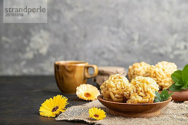 Traditionelle tatarische Süßigkeit Tschak Tschak aus Teig und Honig mit einer Tasse Kaffee auf einem schwarzen Betonhintergrund und Leinenstoff. Seitenansicht  Nahaufnahme  selektiver Fokus  Kopierbereich