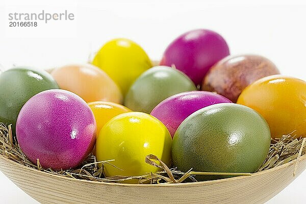 Ostereier in einer Holzschale  geringe DOF