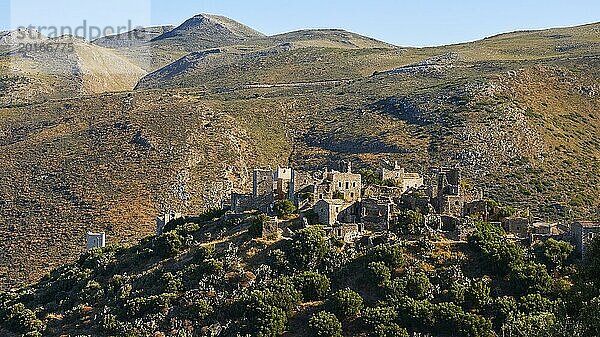Alte Gebäude eines Dorfes eingebettet in die hügelige Landschaft unter einem klaren blauen Himmel  Vathia  Wohntürme-Dorf  Halbinsel Mani  Peloponnes  Griechenland  Europa