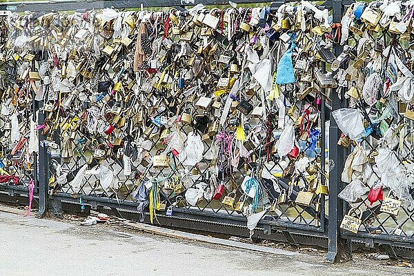 Love Locks in Paris  Frankreich  als Symbole der ewigen Liebe  Europa