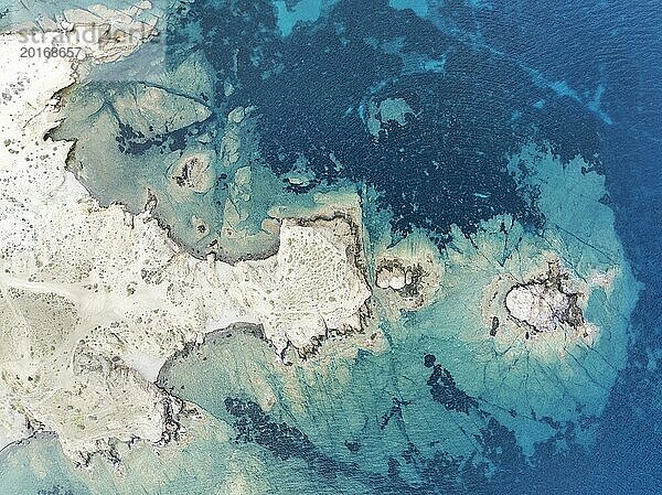 Detail der Felsenküste. Luftaufnahme. Drohnenaufnahme. Naturschutzgebiet Cabo de Gata Nijar  Provinz Almería  Andalusien  Spanien  Europa