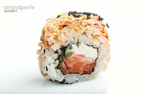 Japanische Maki Sushi Rollen mit Lachs  Sesam  vor weißem Hintergrund. Seitenansicht  Nahaufnahme  selektiver Fokus