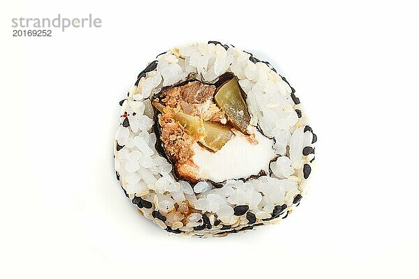 Japanische Maki Sushi Rollen mit Lachs  Sesam  Gurke vor weißem Hintergrund. Draufsicht  Nahaufnahme  selektiver Fokus