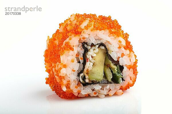 Japanische Maki Sushi Rollen mit fliegendem Fischrogen vor weißem Hintergrund. Seitenansicht  Nahaufnahme  selektiver Fokus