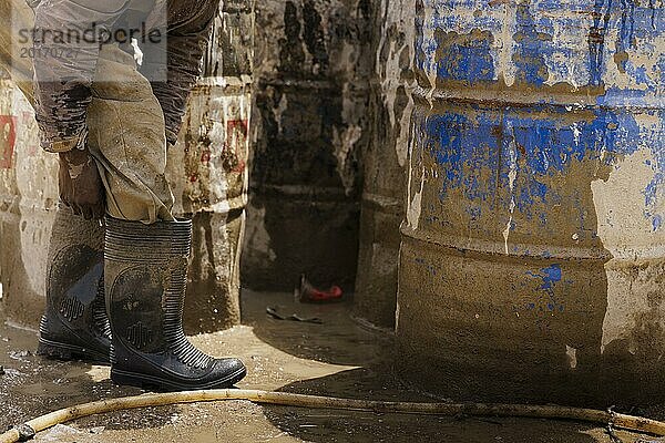 Plastiktüte als Schutz für die Füße auf einer Baustelle in Nigeria  06.02.2024