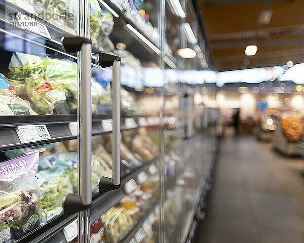 Kühlregal in einem Supermarkt  Berlin  27.02.2024