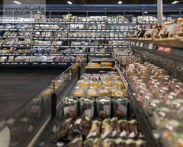 Kühltruhe und Kühlregale in einem Supermarkt  Berlin  27.02.2024