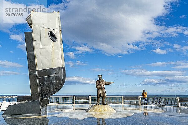 Denkmal für Kapitän Luis Pardo Villalón  Retter der Expedition von Forscher Ernest Shackleton  hinten die Magellanstraße  Stadt Punta Arenas  Patagonien  Chile  Südamerika