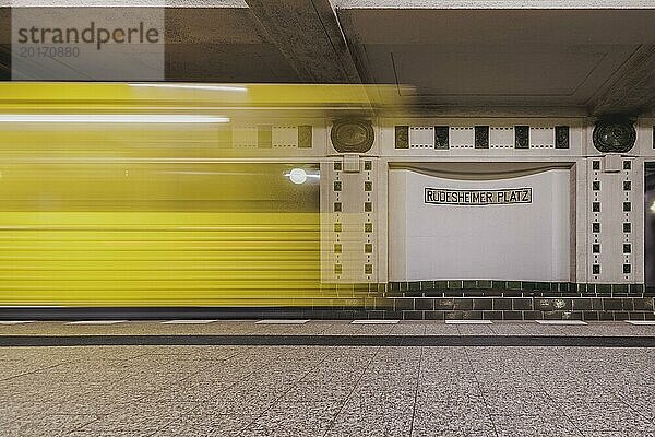 Die U-Bahnlinie 3 verkehrt am Rüdesheimer Platz in Wilmersdorf in Berlin  27.02.2024. Für Donnerstag und Freitag haben die Berliner Verkehrsbetriebe (BVG) Streiks angekündigt