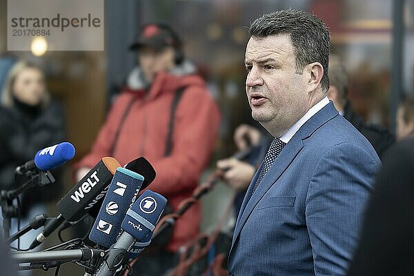 Hubertus Heil (SPD)  Bundesminister für Arbeit und Soziales beantwortet Fragen der Presse nach einem Treffen mit ukrainischen Geflüchteten die in diversen Bereichen der REWE Group beschäftigt sind. Berlin  27.02.2024