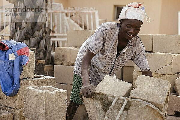 Junge arbeitet auf einer Baustelle in Nigeria  06.02.2024