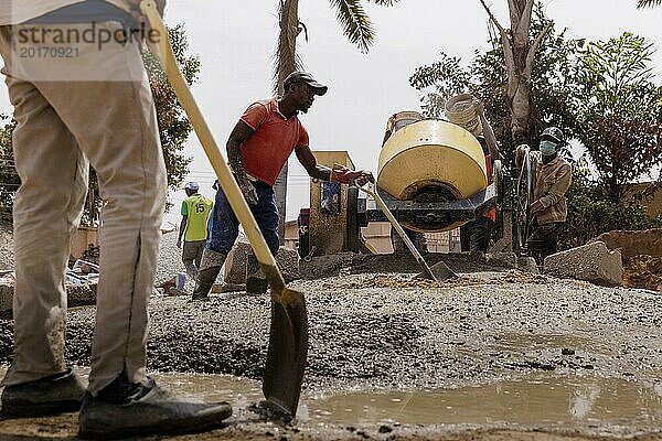 Junge Männer arbeitetn auf einer Baustelle in Nigeria  06.02.2024