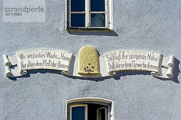 Spruch zum Schutz der Bienen auf stuckiertem Banner  Kirchtor  mittelalterliches Stadtor  Kirchtorplatz  Dorfen  Oberbayern  Bayern  Deutschland  Europa