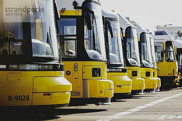 Trams der Berliner Verkehrsbetriebe BVG stehen auf dem Betriebsbahnhof Lichtenberg in Berlin  29.02.2024. Ver.di hat für Donnerstag und Freitag Streiks im öffentlichen Nahverkehr angekündigt