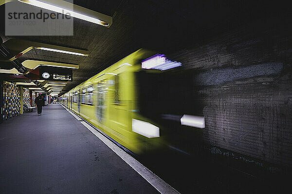 Die U-Bahnlinie 9 verkehrt an der Schlossstraße in Steglitz in Berlin  27.02.2024. Für Donnerstag und Freitag haben die Berliner Verkehrsbetriebe (BVG) Streiks angekündigt
