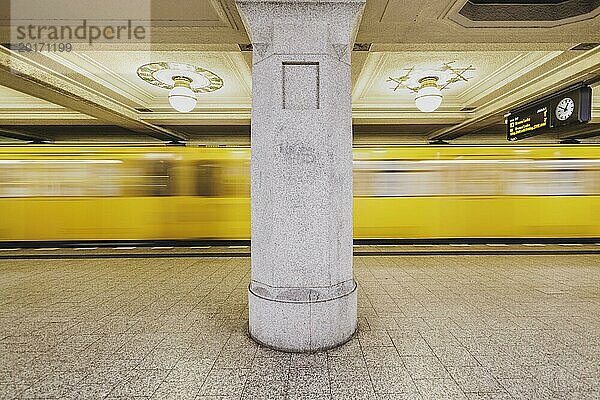 Die U-Bahnlinie 3 verkehrt am Rüdesheimer Platz in Wilmersdorf in Berlin  27.02.2024. Für Donnerstag und Freitag haben die Berliner Verkehrsbetriebe (BVG) Streiks angekündigt