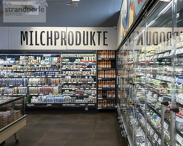 Kühlregale für Milchprodukte in einem Supermarkt  Berlin  27.02.2024