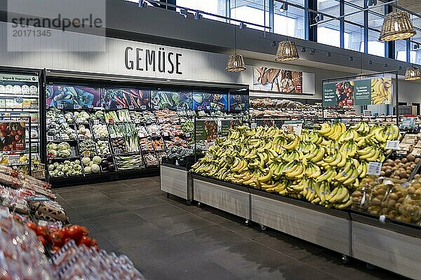 Gemüse und Obstregal in einem Supermarkt  Berlin  27.02.2024