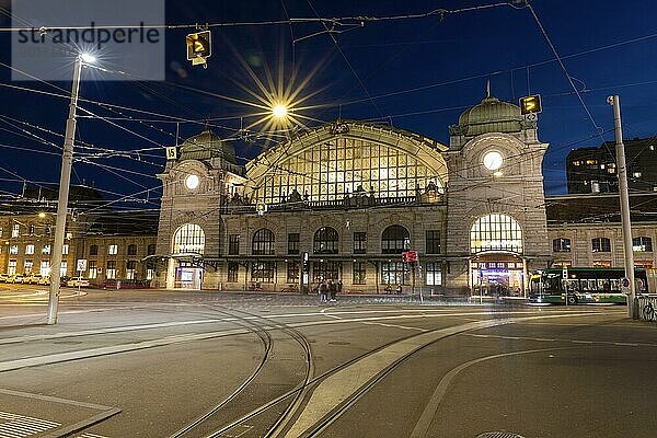 Abendstimmung am Bahnhof SBB  Basel  Kanton Basel-Stadt  Schweiz  Europa