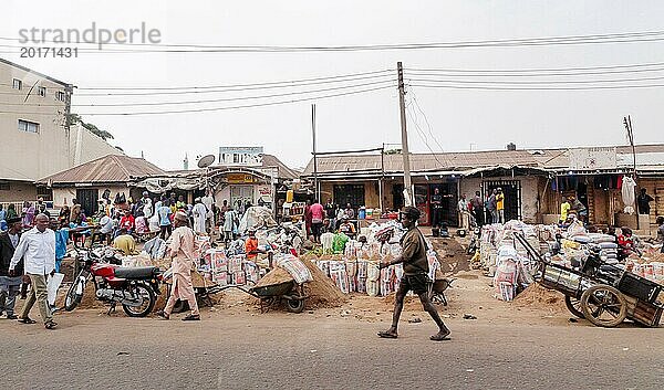 Straßenszene in der Hauptstadt von Nigeria  Abuja  06.02.2024