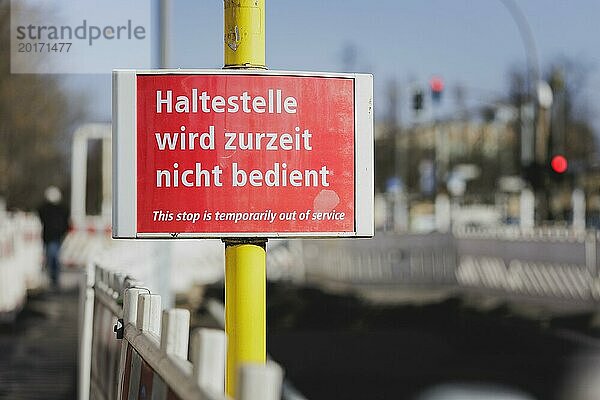 Ein Schild mit der Aufschrift 'Haltestelle wird zurzeit nicht bedient' steht auf einer Baustelle in Berlin  29.02.2024