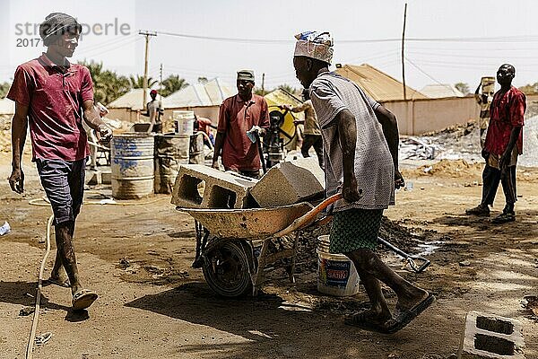 Junger Männer arbeitet auf einer Baustelle in Nigeria  06.02.2024
