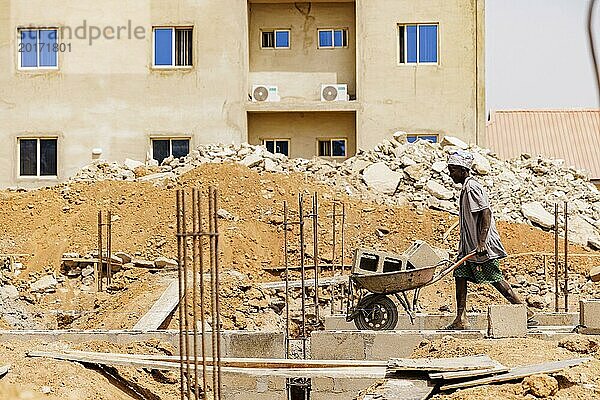 Junge Männer arbeitetn auf einer Baustelle in Nigeria  06.02.2024