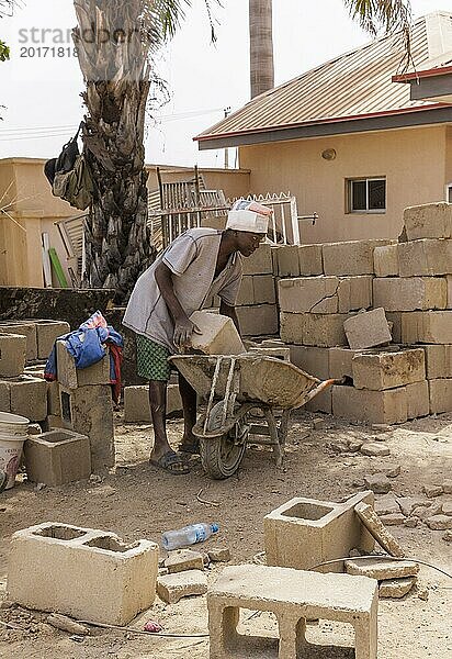 Junger Mann arbeitet auf einer Baustelle in Nigeria  06.02.2024
