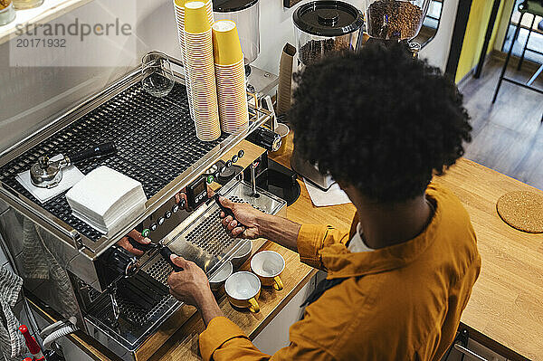 Barista bedient Kaffeemaschine im Café