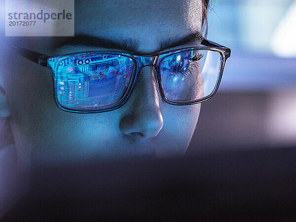 IT-Experte trägt eine Brille und arbeitet am Computer