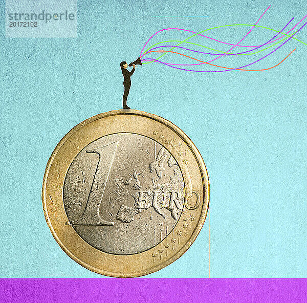 Frau spricht durch Megafon von der Spitze einer übergroßen Ein-Euro-Münze