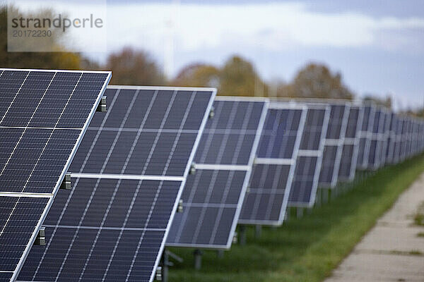 Solarkraftwerk-Panels in ländlicher Landschaft