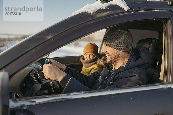 Vater genießt Roadtrip mit Sohn im Winter