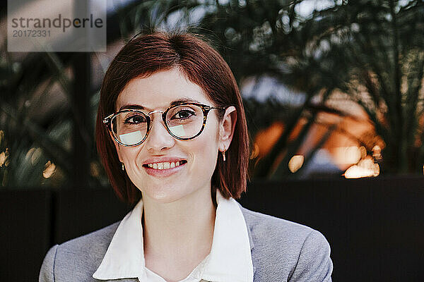 Lächelnde Geschäftsfrau mit Brille