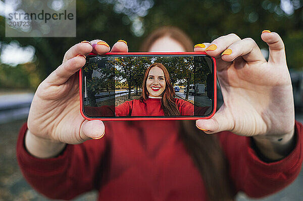 Frau macht Selfie mit Smartphone